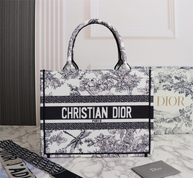 Introduction: The DIOR9898XB-M031-L041 Bag - A Fashionista's Perspective on Luxury and Elegance