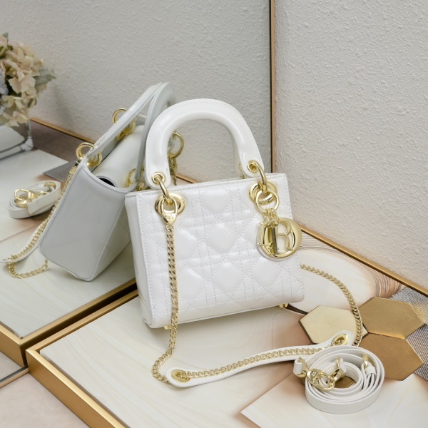 The Mini Lady Dior Bag: A Testament to Timeless Elegance in White Patent Leather (CD2025 XB071 17cm)